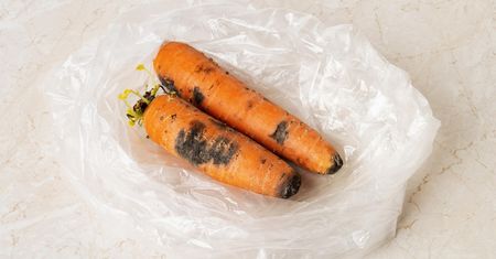 Wyniszcza jelita i wątrobę. Wielu Polaków ma ten zły nawyk
