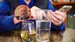 Urolog wskazuje dwa najgorsze napoje dla pęcherza. Mówi, co najlepiej pić