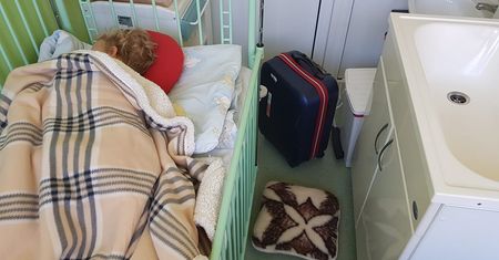 Koczują w szpitalach jak psy. Kolejne zdjęcie obiegło sieć