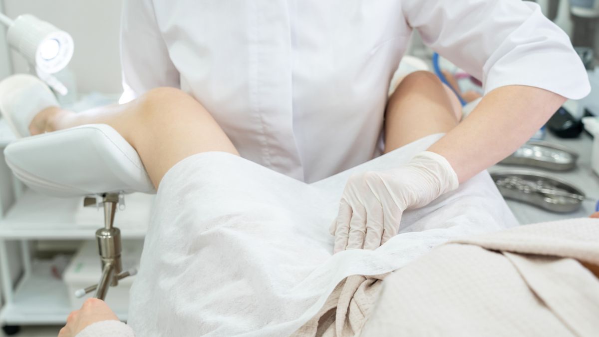 Abrazja wykonywana jest w gabinecie zabiegowym na fotelu ginekologicznym