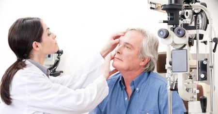 Chorobę Alzheimera zdradzą oczy. Nowa metoda diagnostyczna
