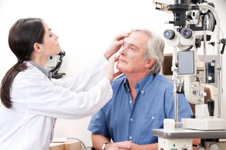 Chorobę Alzhaimera można rozpoznać na podstawie prostego badania oczu