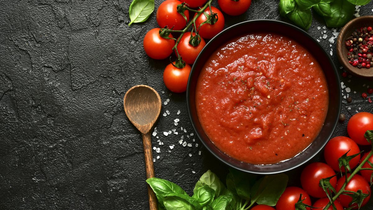 Passata pomidorowa to rodzaj aromatycznego sosu pomidorowego, który wywodzi się z kuchni włoskiej.