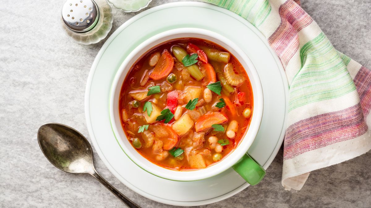 Zupa minestrone to włoska zupa.