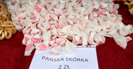 "Cmentarne słodycze". Polacy zajadają się rakotwórczymi przysmakami