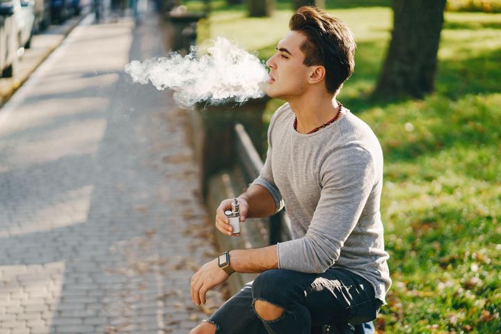 COVID-19 może być śmiertelny w skutkach dla palaczy e-papierosów