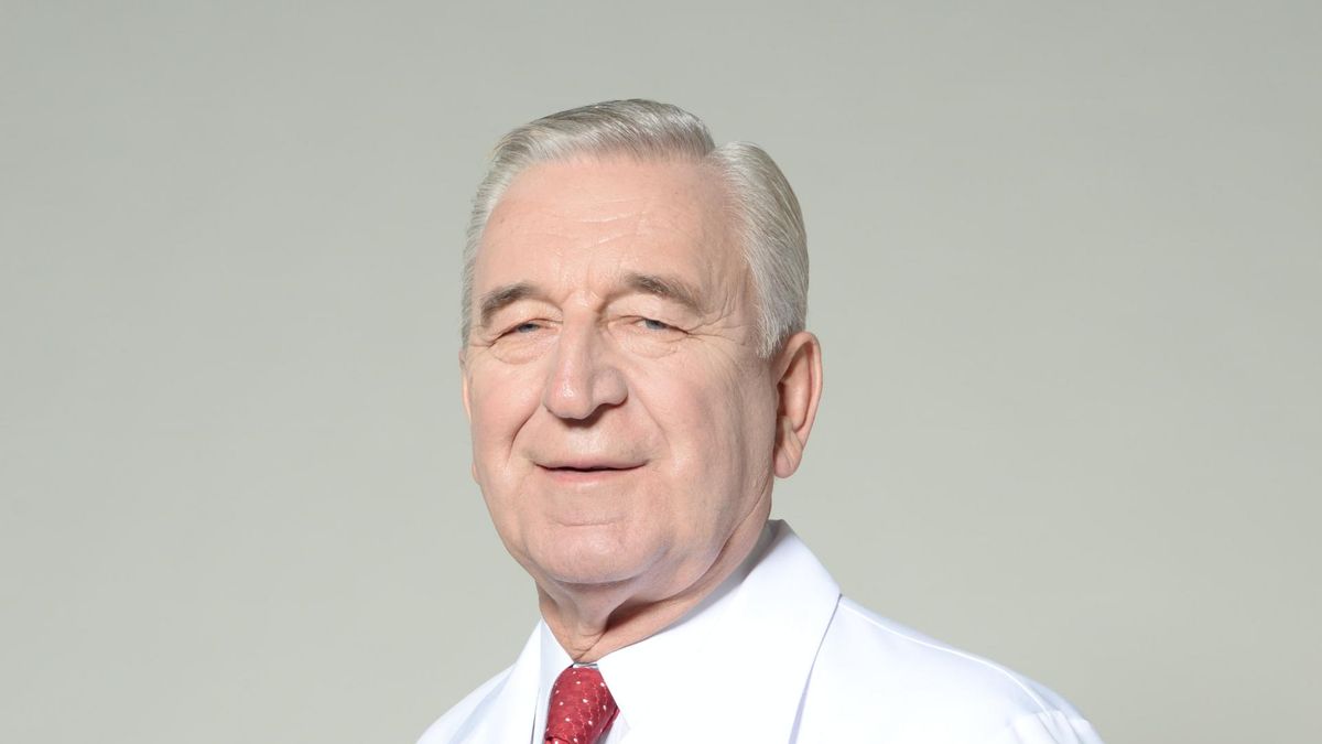 Prof. Jerzy Szaflik jest okulistą