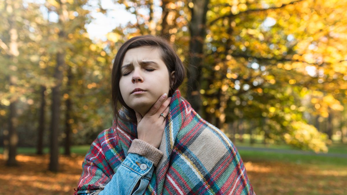 Biały nalot na gardle to objaw infekcji bakteryjnej, wirusowej lub grzybiczej.