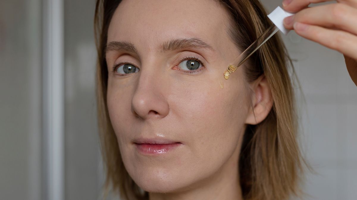 Kosmetyki zawierające retinol przynoszą skórze wiele korzyści