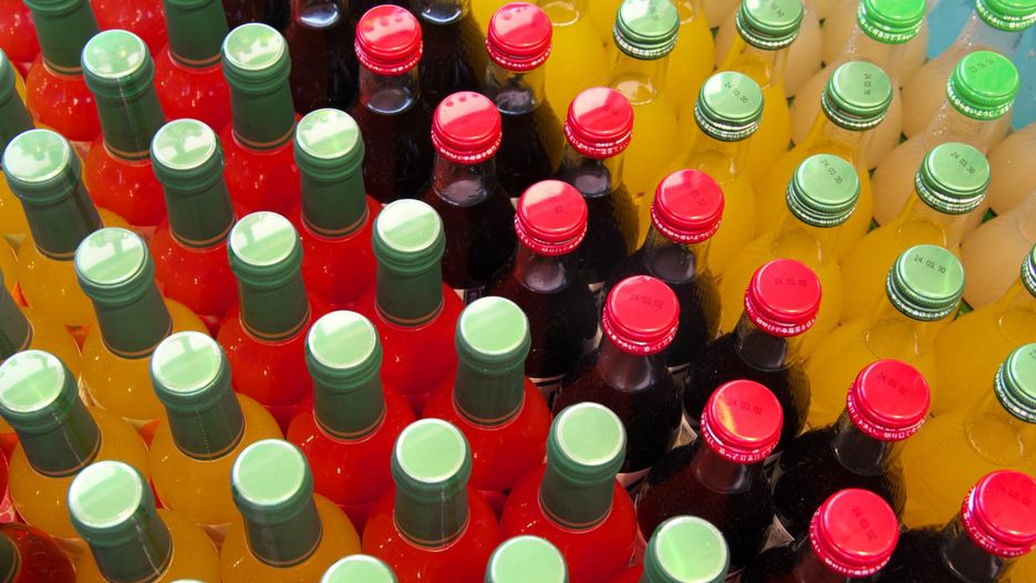 Międzynarodowe badania opublikowane w "Nature Medicine" ujawniają, że wzrost spożycia napojów słodzonych przyczynia się do zwiększenia liczby przypadków cukrzycy i chorób sercowo-naczyniowych