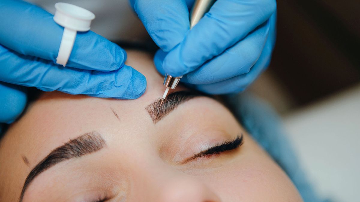 Microblading to makijaż permanentny brwi wykonywany za pomocą ręcznego wprowadzenia pigmentu w skórę.