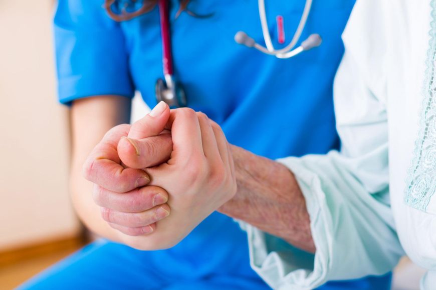 Drżenie dłoni może oznaczać chorobę Parkinsona