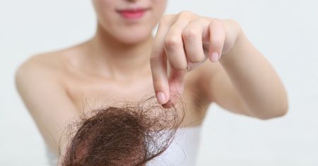 Kiedy wypadanie włosów powinno nas zaniepokoić i skłonić do szerszej diagnostyki?