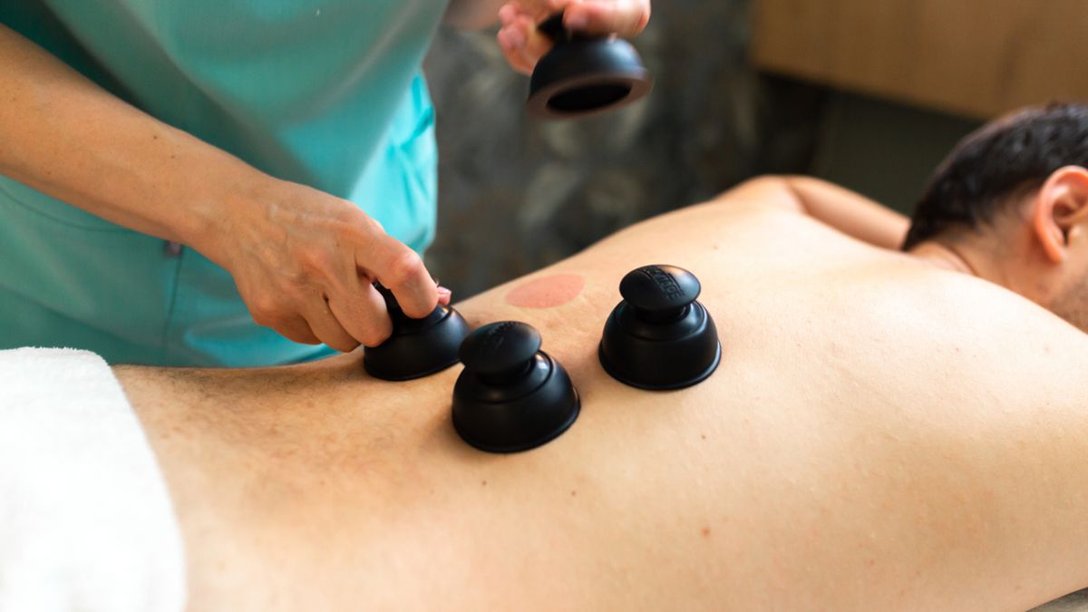Masaż bańką chińską pomaga przy bólach kręgosłupa