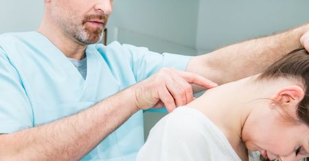 Zapalenie nerwu przedsionkowego – przyczyny, objawy i leczenie