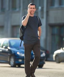 Piesi na potęgę korzystają ze smartfonów podczas przechodzenia przez ulicę