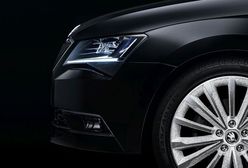 Błyszcząca Skoda Superb "Black Crystal"
