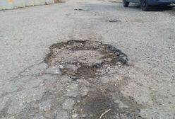 Odszkodowanie za uszkodzenie auta przez wjechanie w dziurę. Jak je uzyskać?