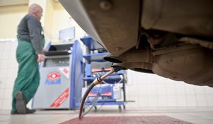 Rząd chce walczyć ze spalinami kijem i marchewką