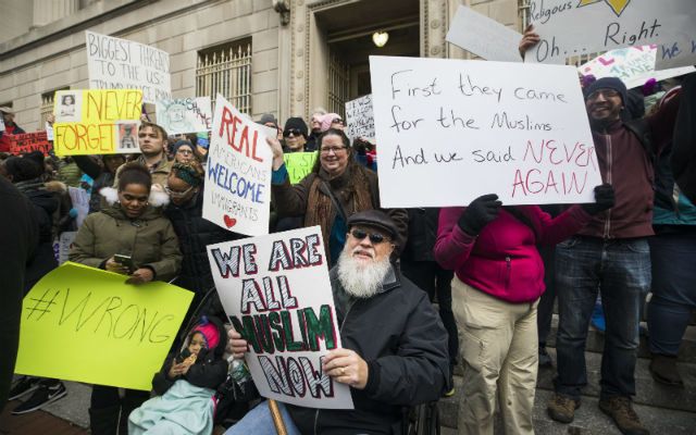 Antyimigracyjny Trump kontra świat