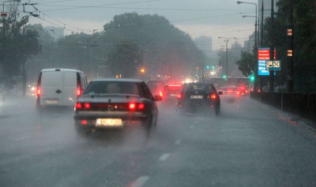 Uważaj podczas deszczu na drodze