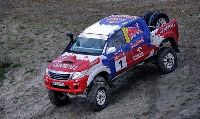 Małysz trenował nową Toyotą Hilux do Dakaru 2014