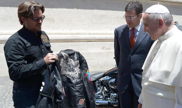 Papież oddaje motocykl, by pomóc bezdomnym z Rzymu