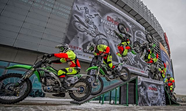 Diverse NIGHT of the JUMPs: Miss Polonia skoczy z rampy na skuterze śnieżnym