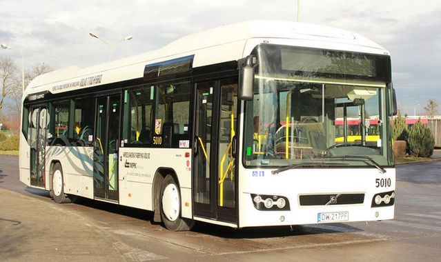 Hybrydowy autobus Volvo na ulicach Wrocławia