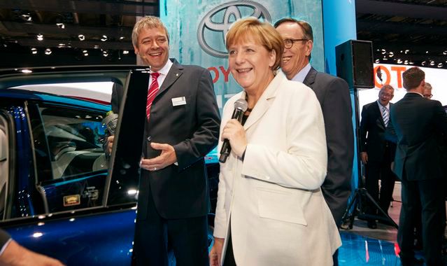 Angela Merkel podziwiała Toyotę Mirai we Frankfurcie