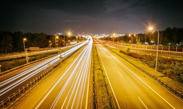 Znalazł sposób na nocny hałas uliczny. Sam zaczął sterować ruchem