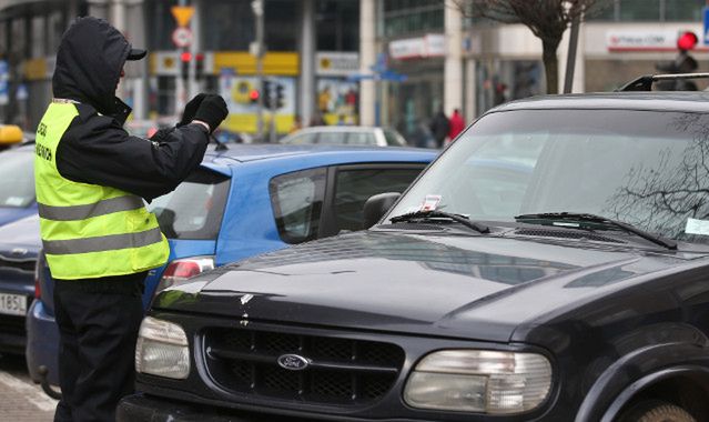 Wiele mandatów za parkowanie w tym samym miejscu? W Warszawie to możliwe