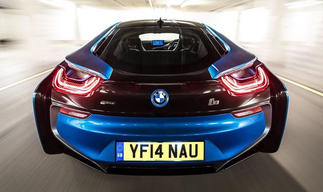 Kamery zamiast lusterek bocznych w BMW i8