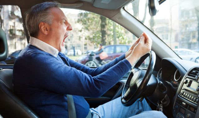 Starsi kierowcy i piesi: doświadczenie kontra obniżenie sprawności