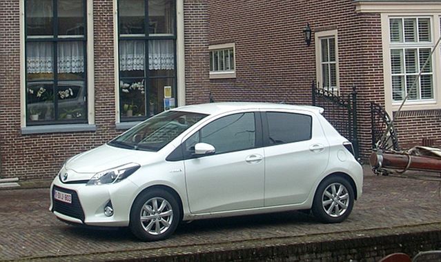 Hybrydowy Yaris - auto, które zarabia na własnych brakach