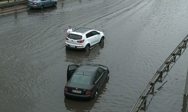 Auto vs ulewny deszcz. Co robić?