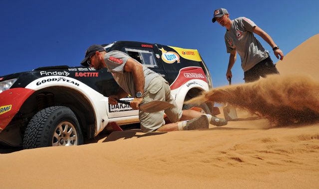 Dakar: wypadek "Hołka", nadzieja w Małyszu