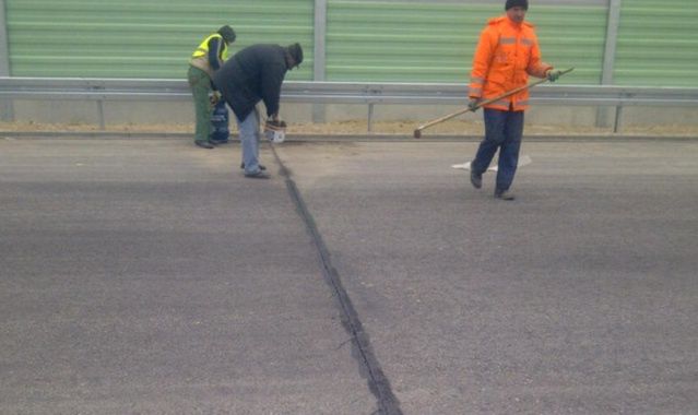 Wykonawcy autostrad ociągają się z naprawą pęknięć