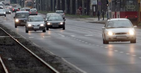 Jazda na światłach przez całą dobę: kierowcy nie chcą zmian w przepisach