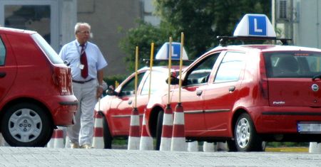 Uzyskanie prawa jazdy jest trudne, bo to opłaca się urzędnikom