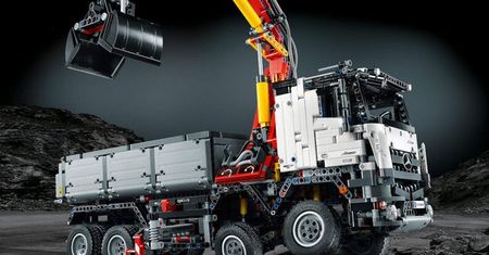 Mercedes-Benz Arocs 3245 z klocków Lego