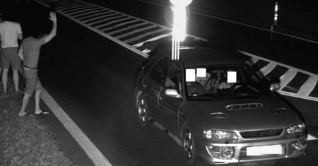 Przejeżdżał koło fotoradaru z zasłoniętymi tablicami