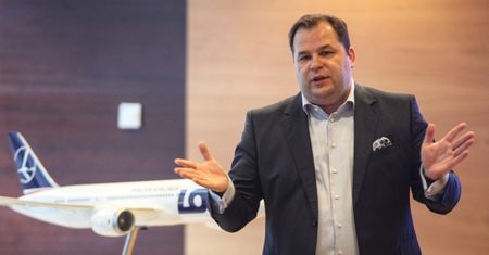 Mikosz: nie wykluczam kroków prawnych wobec Beinga ws. dreamlinerów