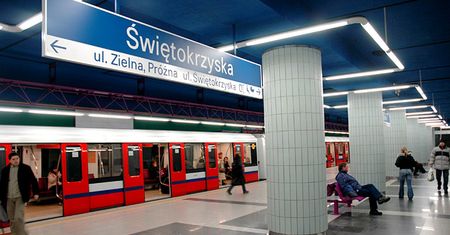 Podrywał dziewczyny w metrze. Zemsta nadeszła z poczwórną siłą!