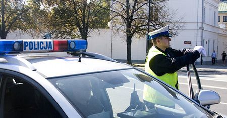 Policjanci z młodymi kierowcami