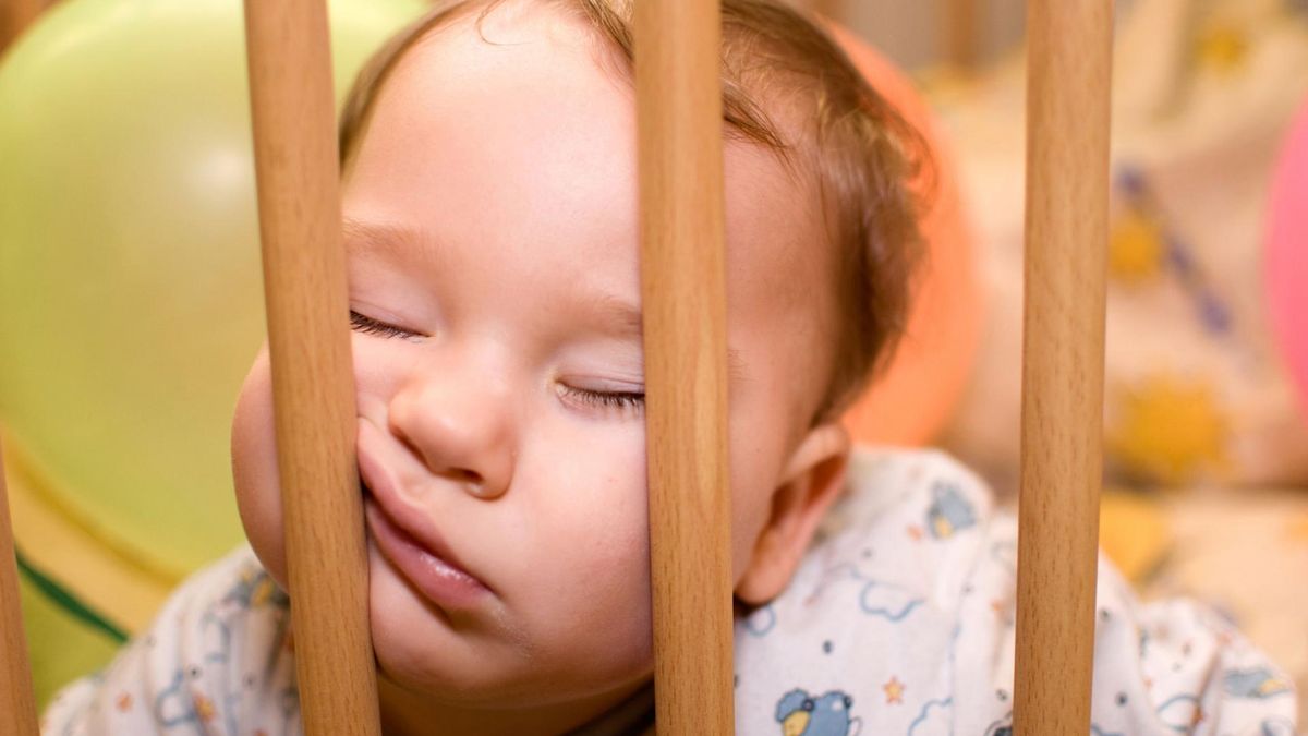 Budzenie się niemowląt - rytm snu, powody, przesypianie nocy