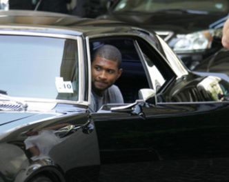Usher wraca do żony-pijawki!