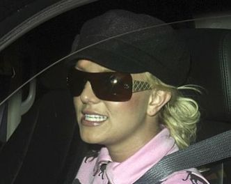 Britney oszalała. Rozebrała się w sklepie i ukradła perukę!