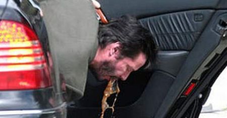 Keanu Reeves wymiotuje na ulicę!