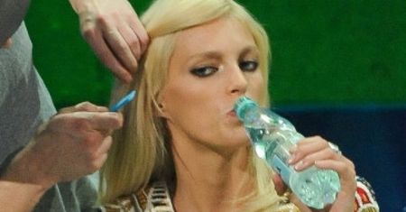 "Anja siedzi w kuchni i OBŻERA SIĘ!"